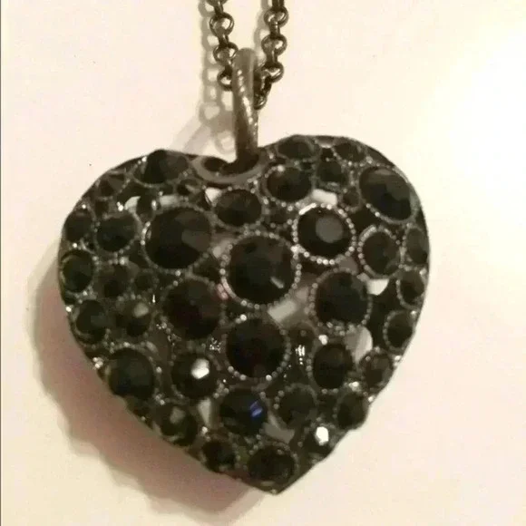 💕Heart Necklace 💕 - Picture 3 of 4